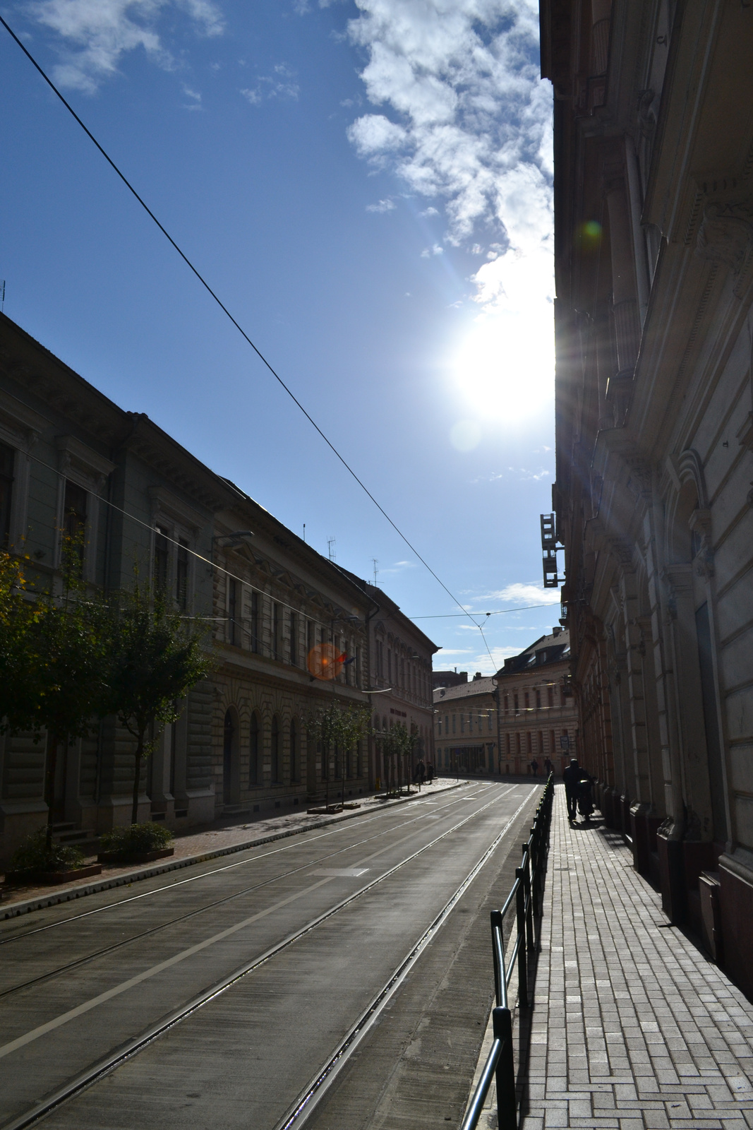 napfényben fürdő utca - Szeged