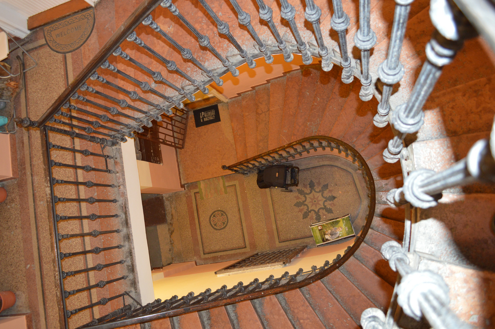 Lépcsőház a lábtőrlökkel