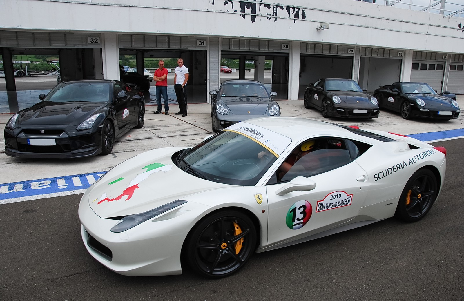 Ferrari 458 Italia - Nissan GT-R - Porschék