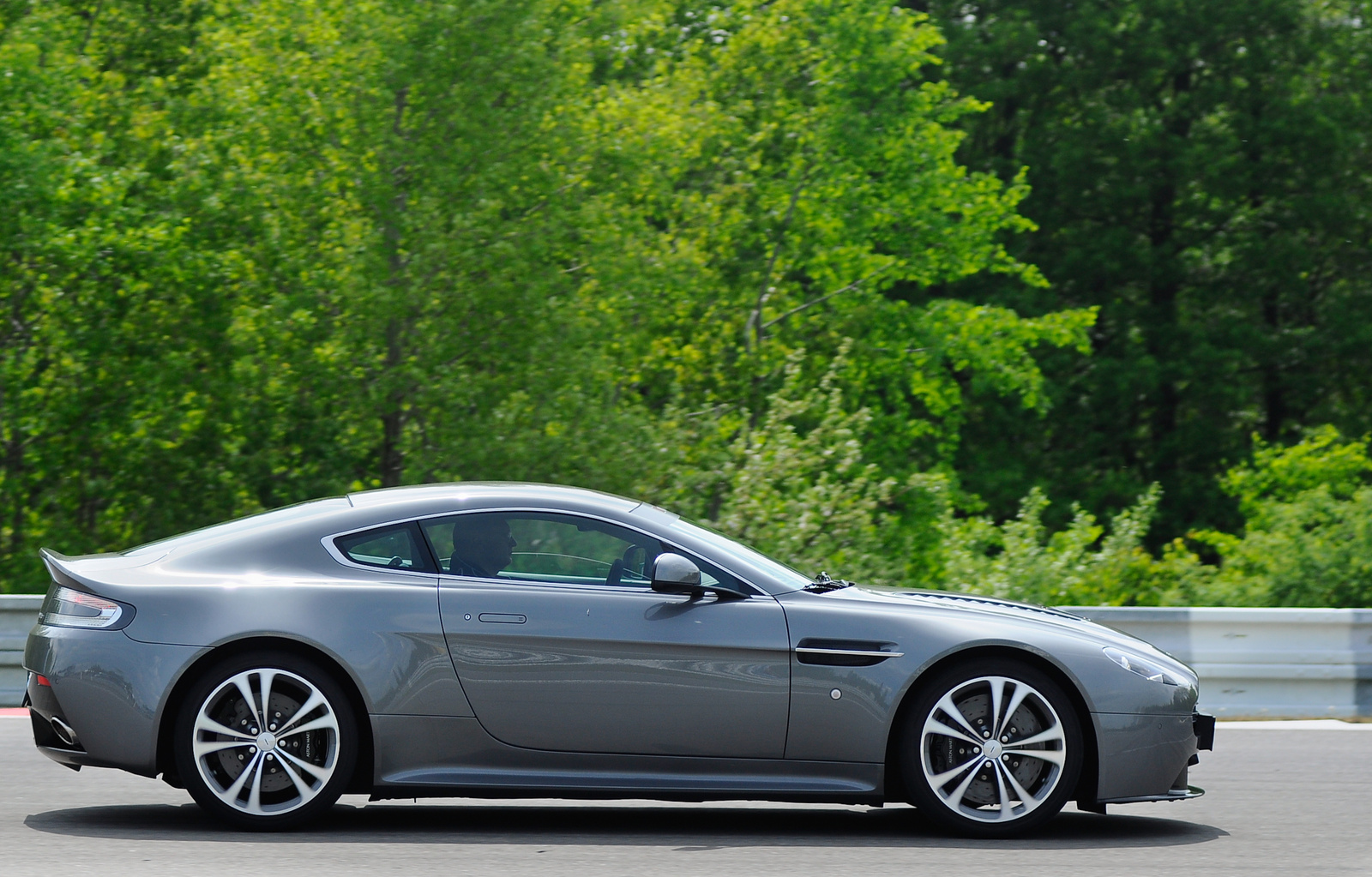 Aston Martin V12 Vantage