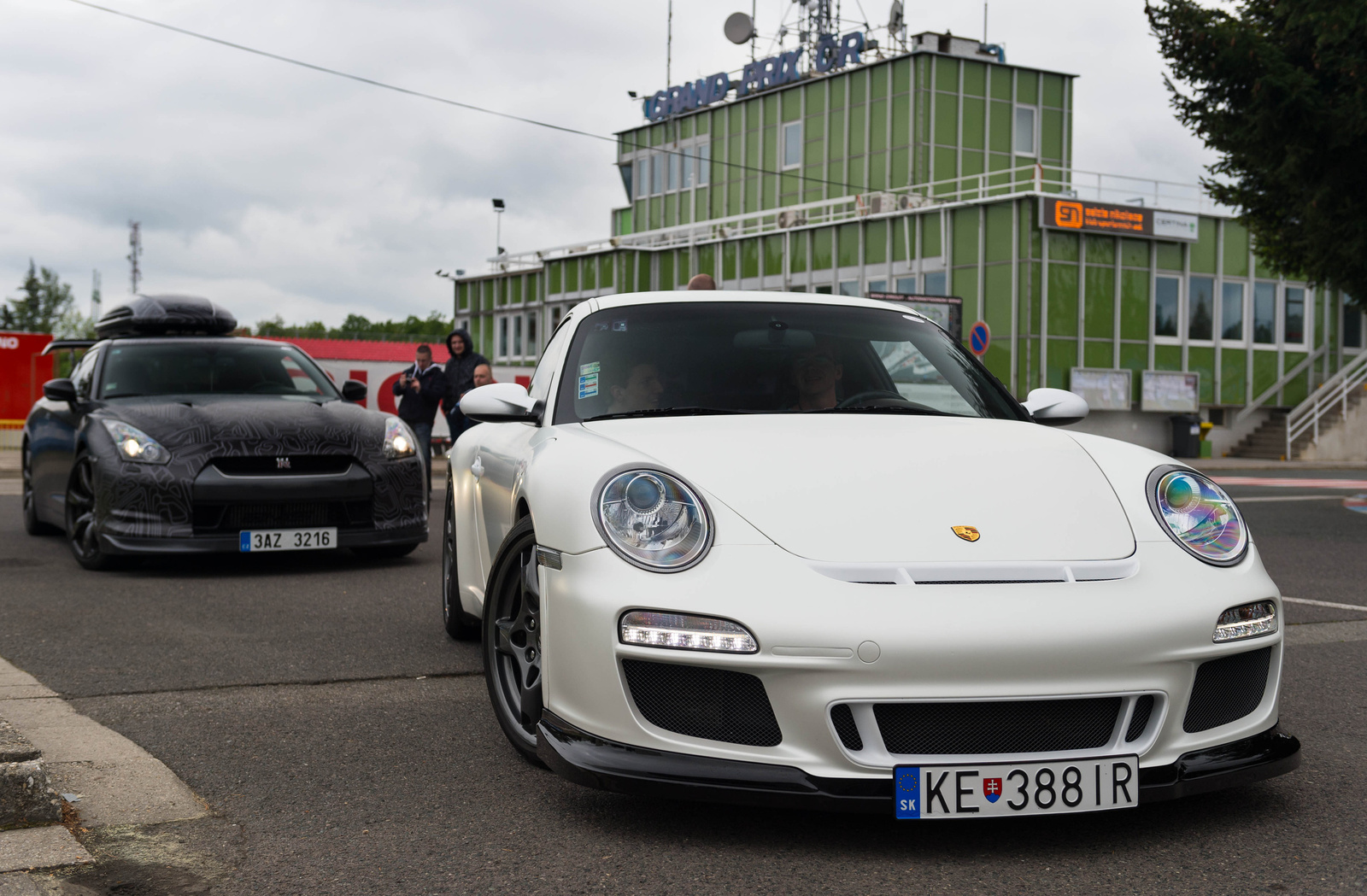 Porsche 911 - Nissan GT-R