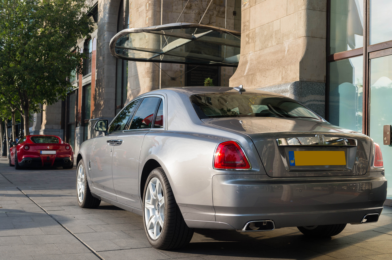 Rolls Royce Ghost - Ferrari F12 Berlinetta