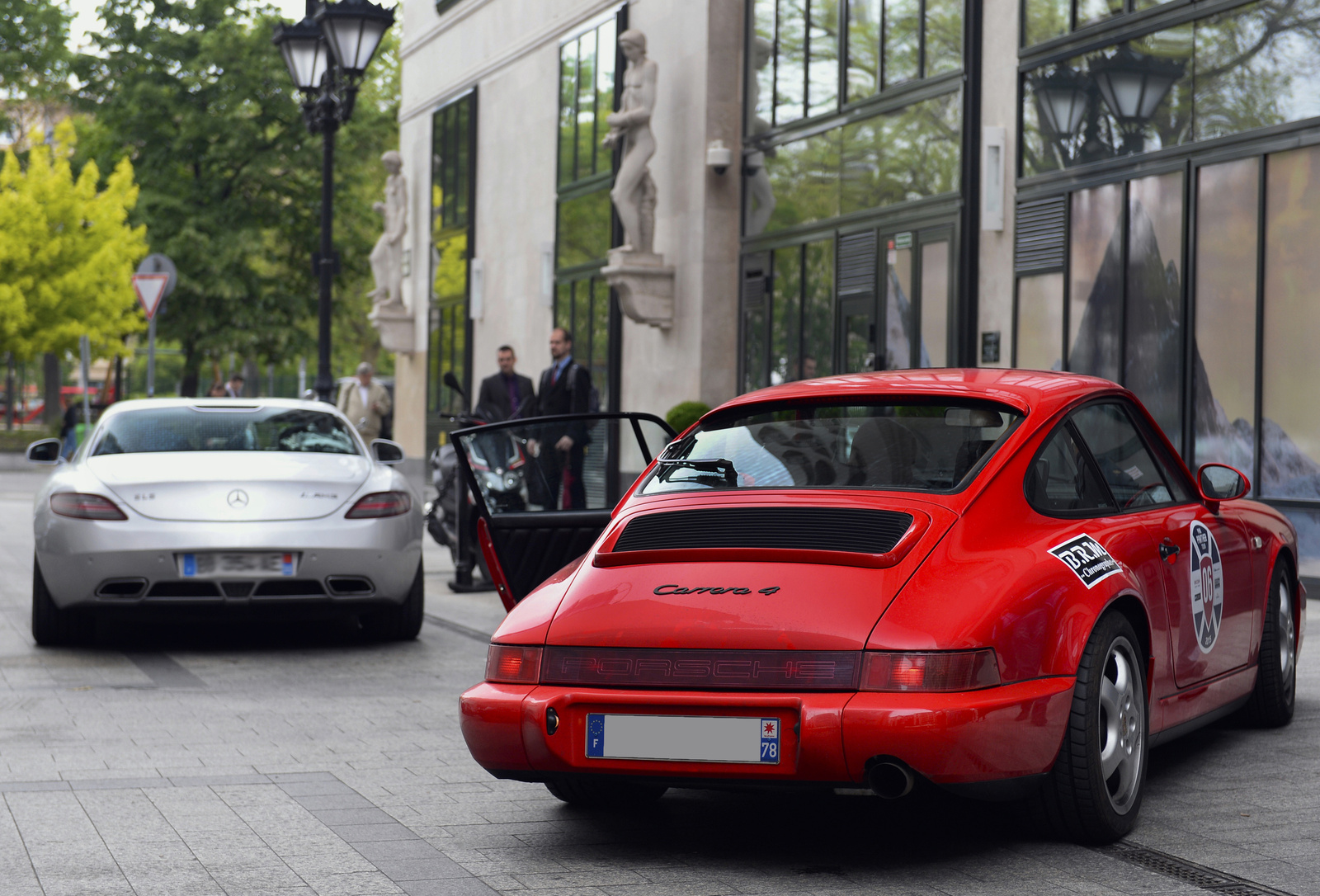 Mercedes SLS - Porsche 911 Carrera 4