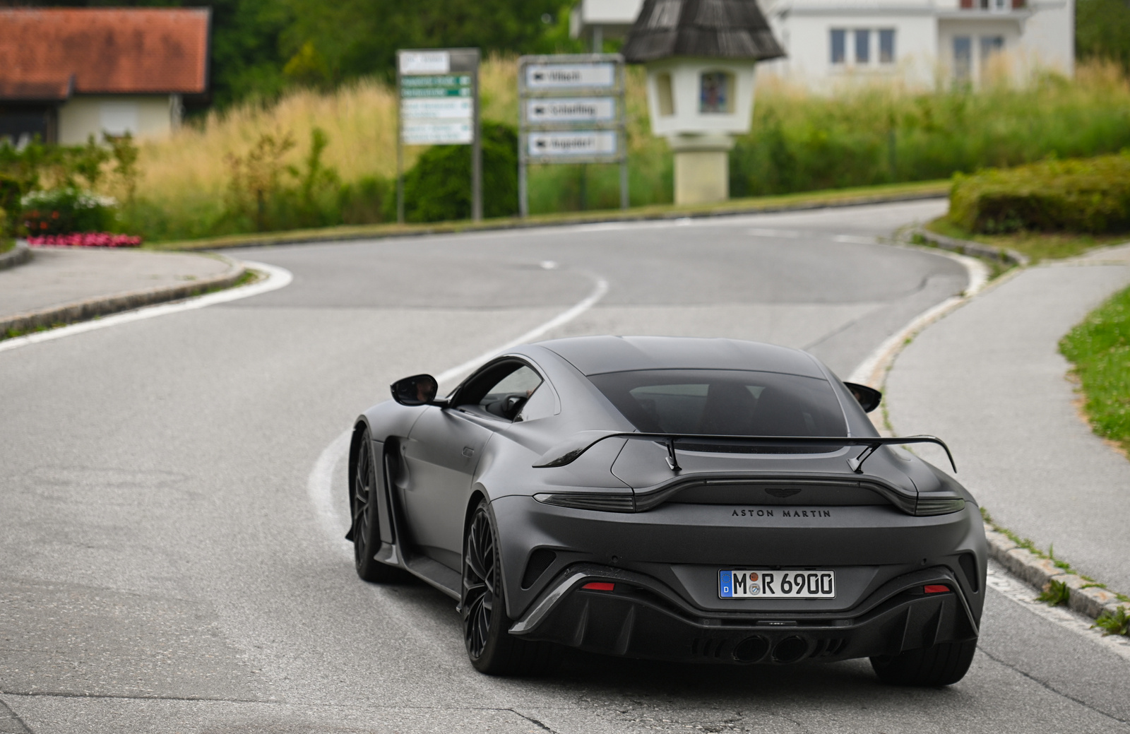 Aston Martin V12 Vantage