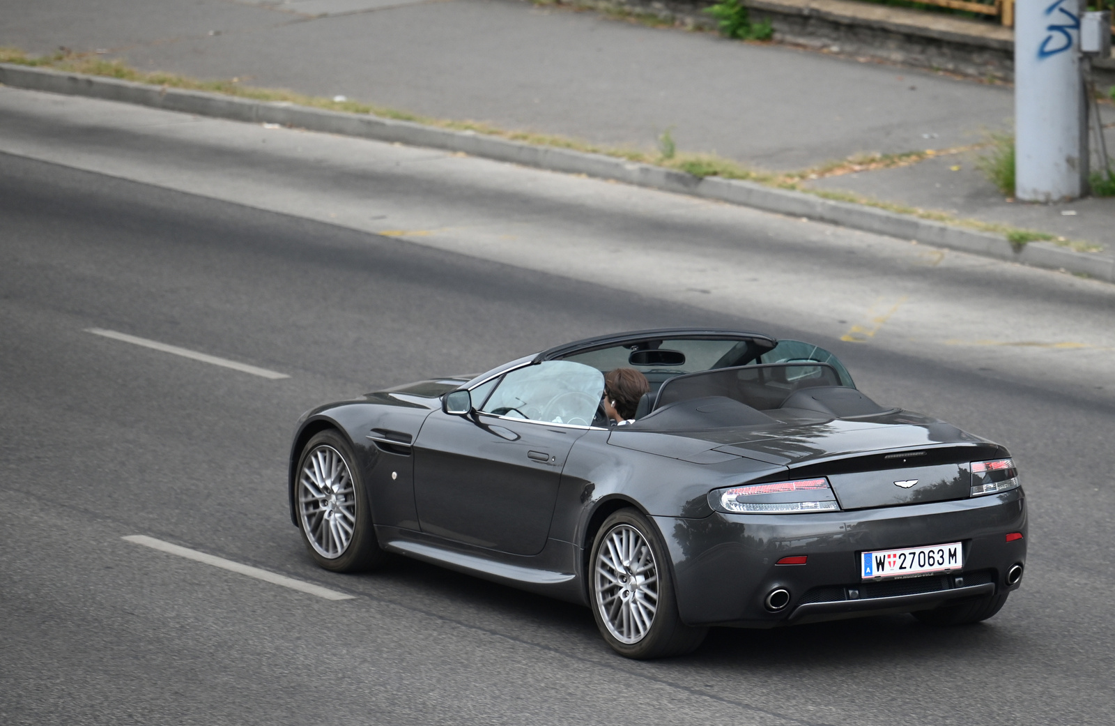 Aston Martin V8 Vantage Roadster