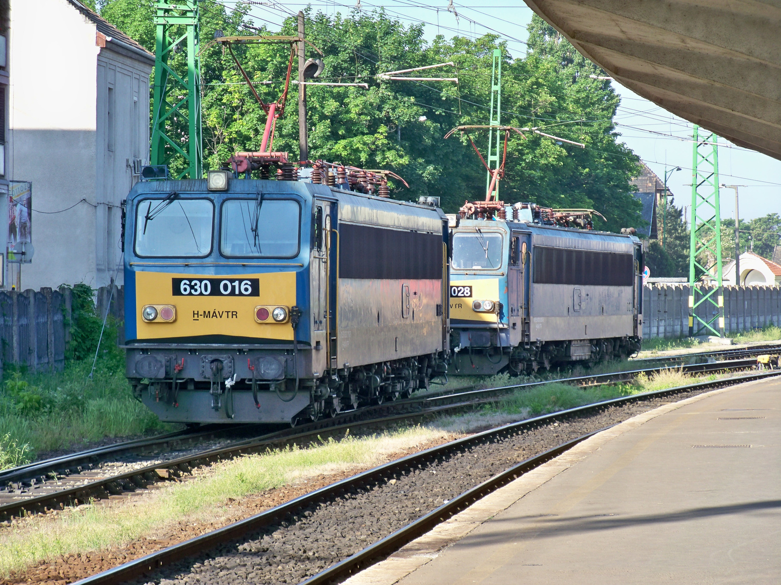 630 016 és 028 Győri fth. előtt