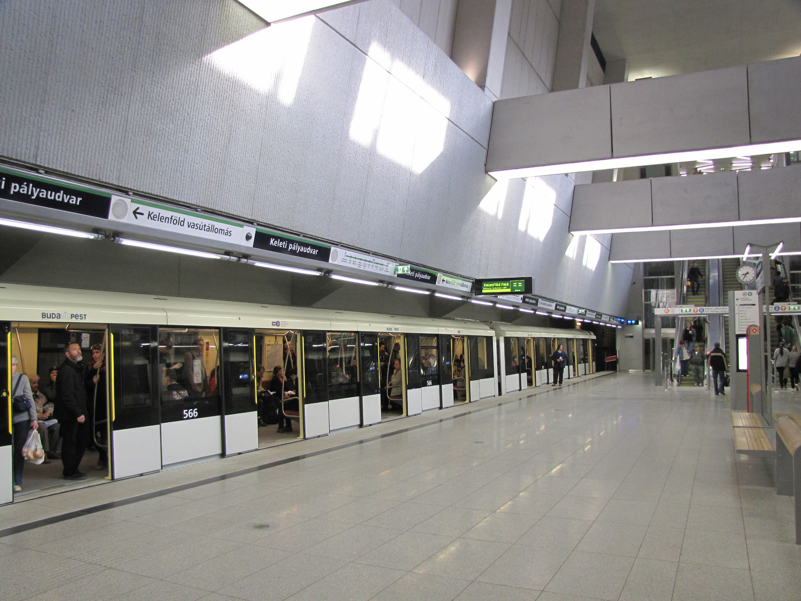 Budapest, a 4-es metró Baross téri megállója, SzG3