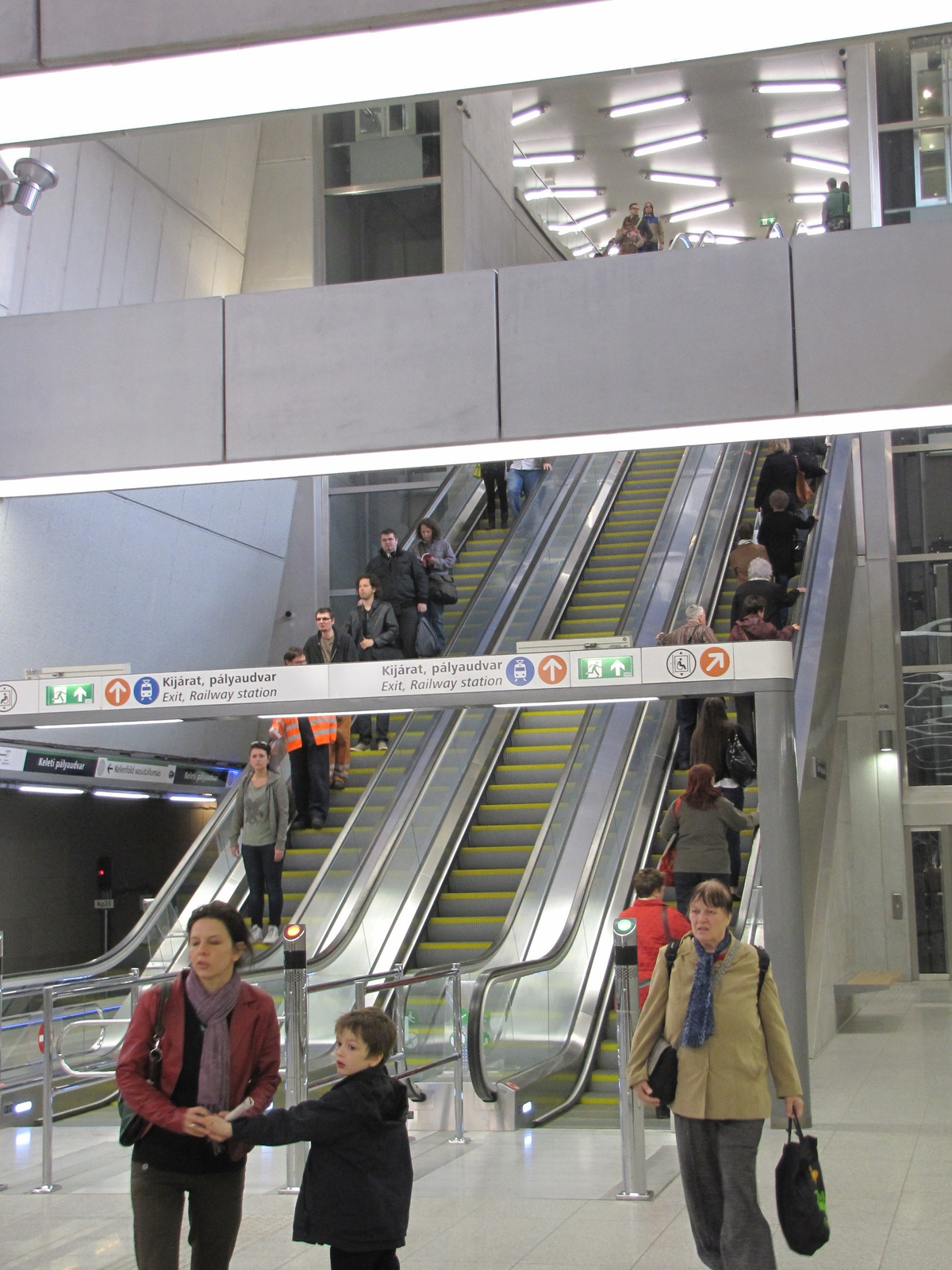 Budapest, a 4-es metró Baross téri megállója, SzG3