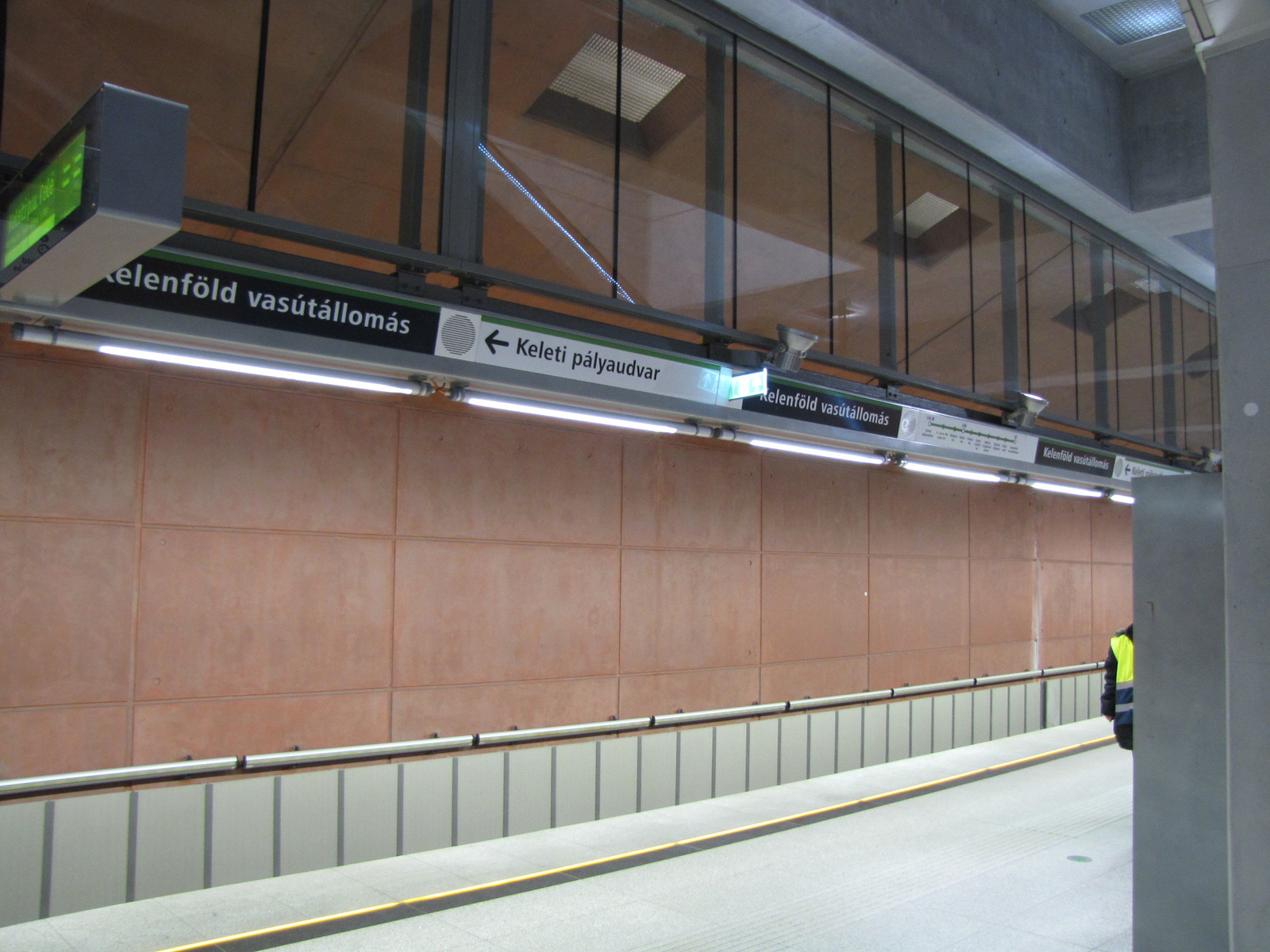 Budapest, a 4-es metró Kelenföld vasútállomás megállója, SzG3