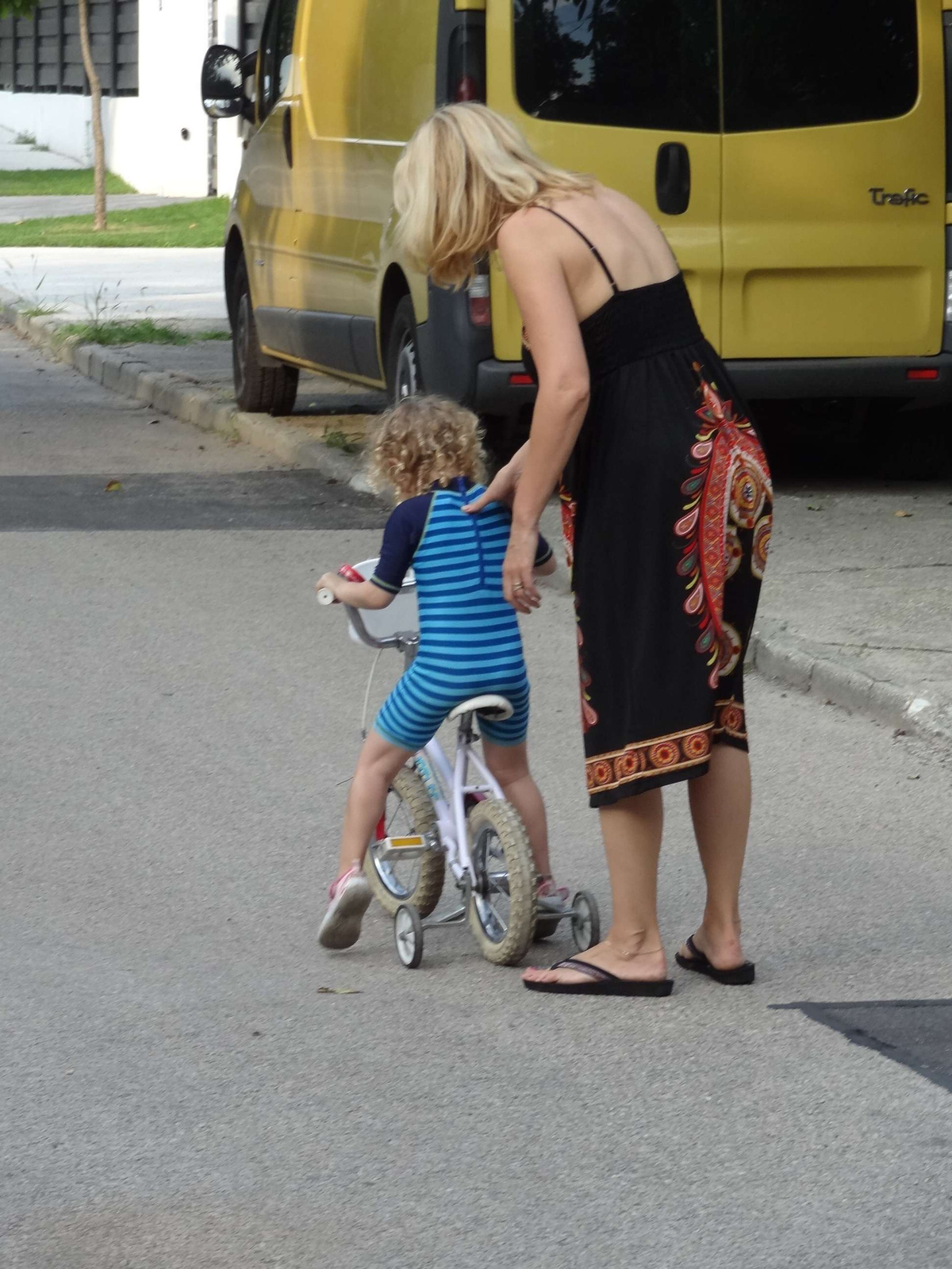 Felfelé néha meg kell tolni, de fék és kanyar is megy már