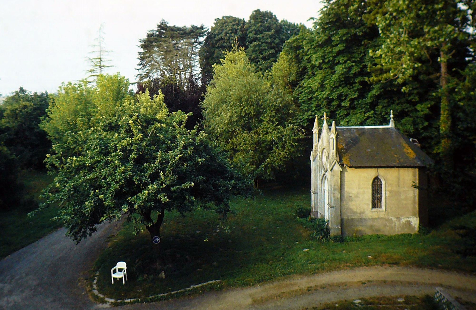 Normandie, szék útjelzővel és kápolnával, 1983