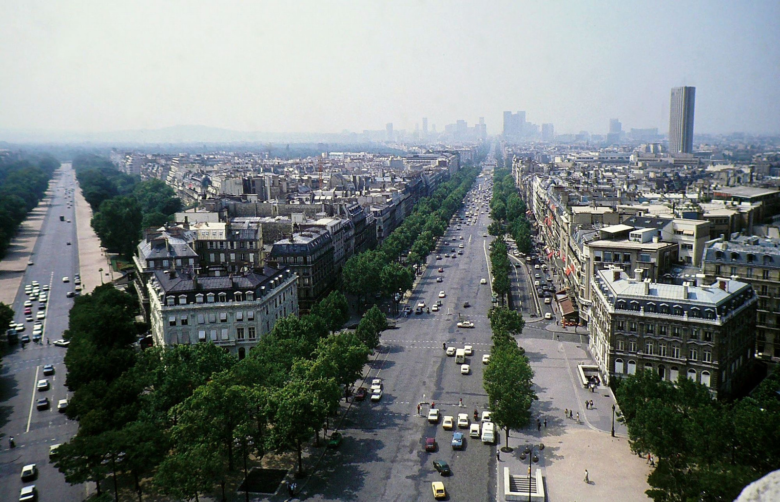 Paris - a Diadalív tetejéről, 1983