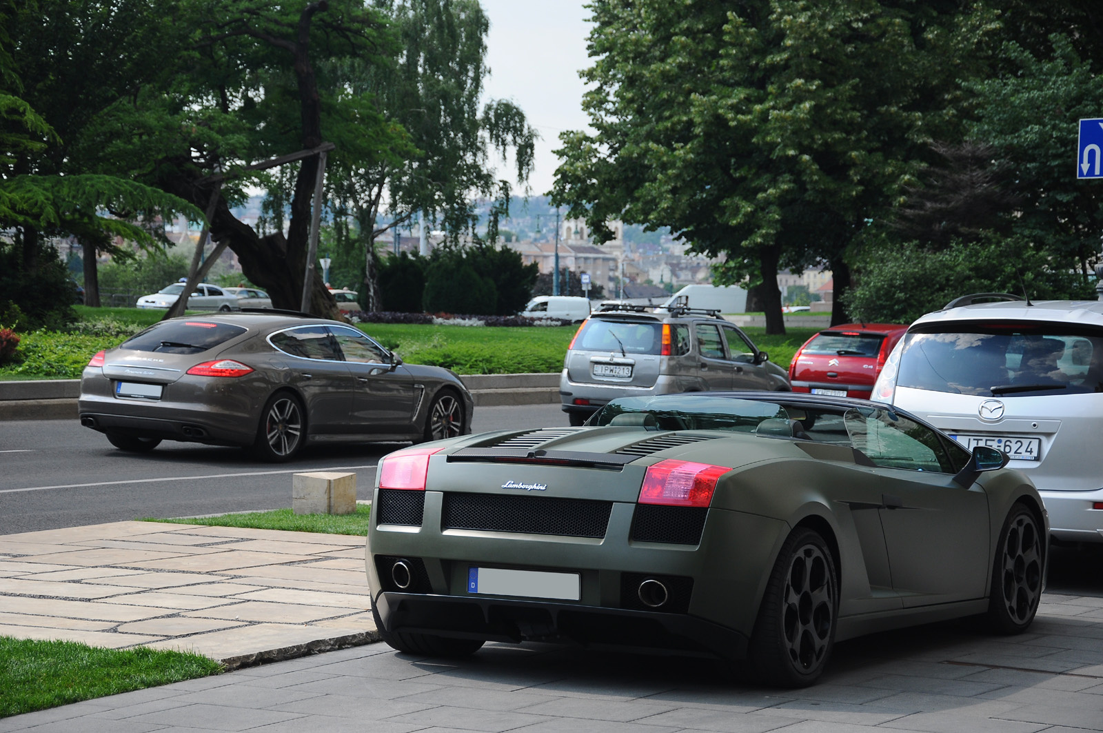 Porsche Panamera Turbo - Lamborghini Gallardo Spyder