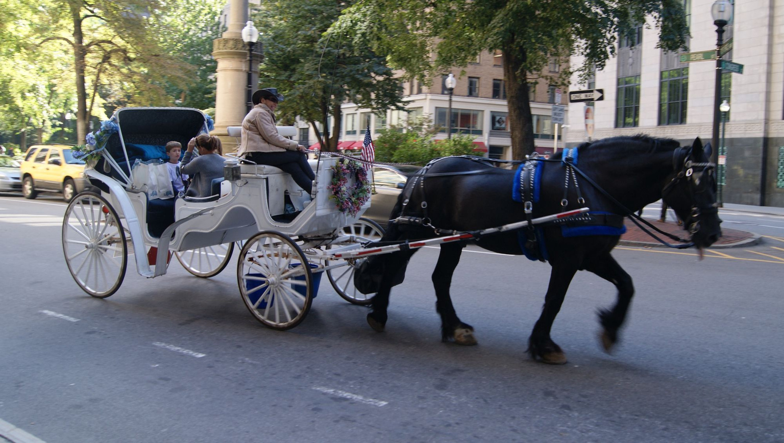 Stíluskavalkád. Bécsi (bostoni?) konflis cowboykalapos kocsissal