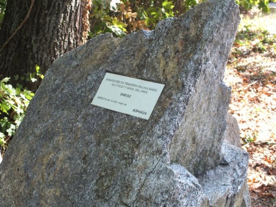 jókai-kert KÖN gneisz-kő