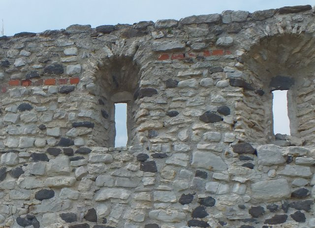 Dörgicse - kis pálos kolostorrom - ablakok