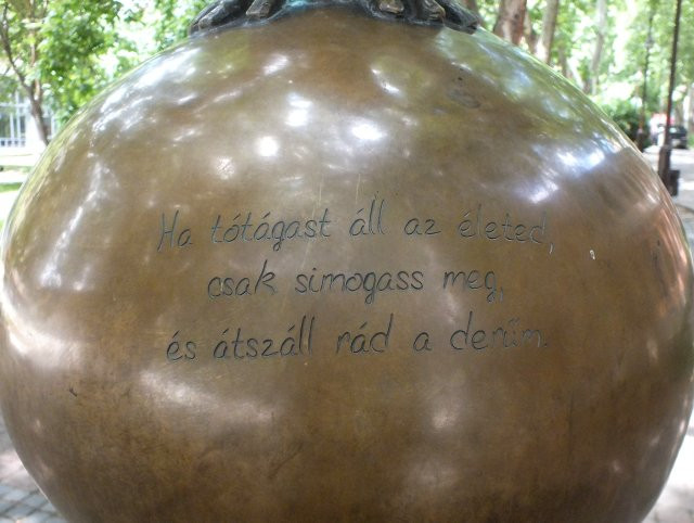 Kaposvár - szobor -Tótágas gömb-felirat