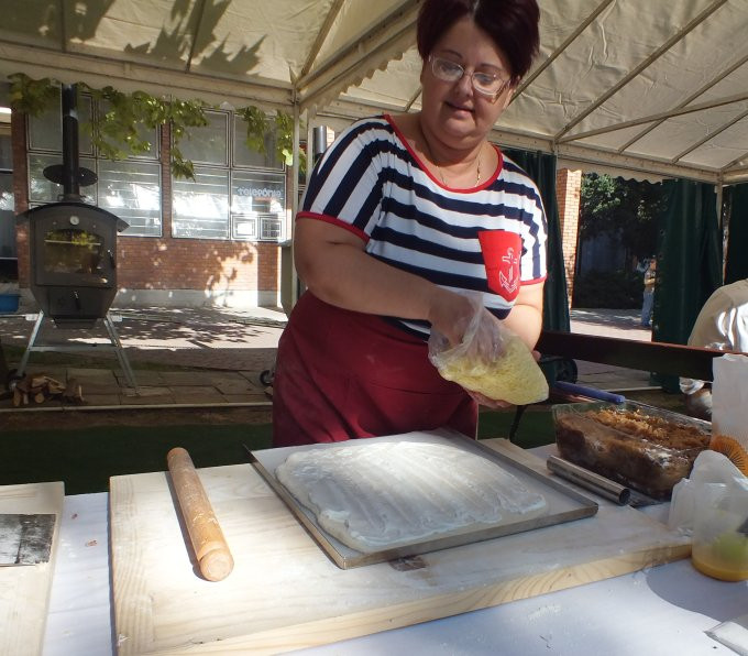 Makó - Hagymafesztivál - lepény készül