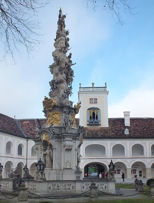 Heiligenkreuz kolostor - udvar1