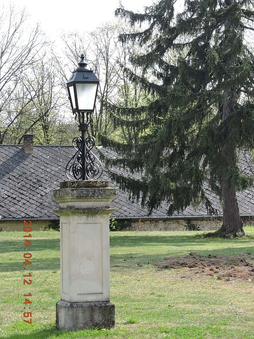 Alcsúti arborétum - templomkert lámpa