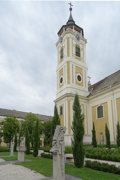 Baja - ferences templomkert szobrok