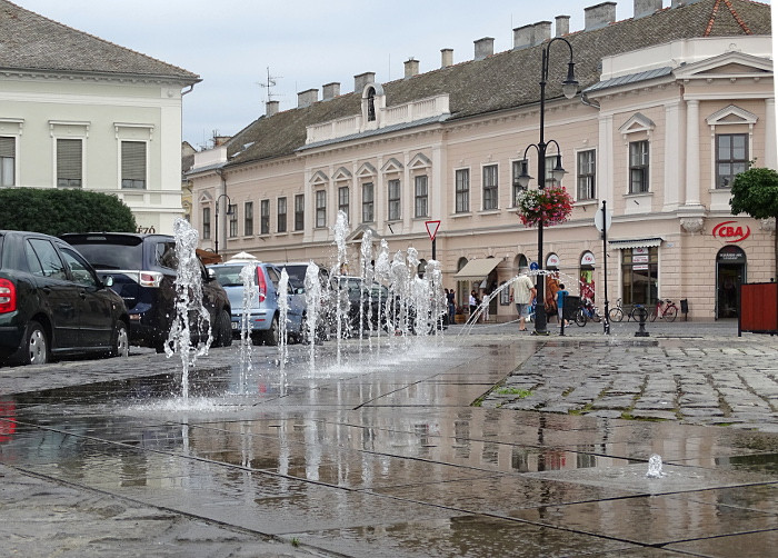 Baja - Szentháromság tér -szökők