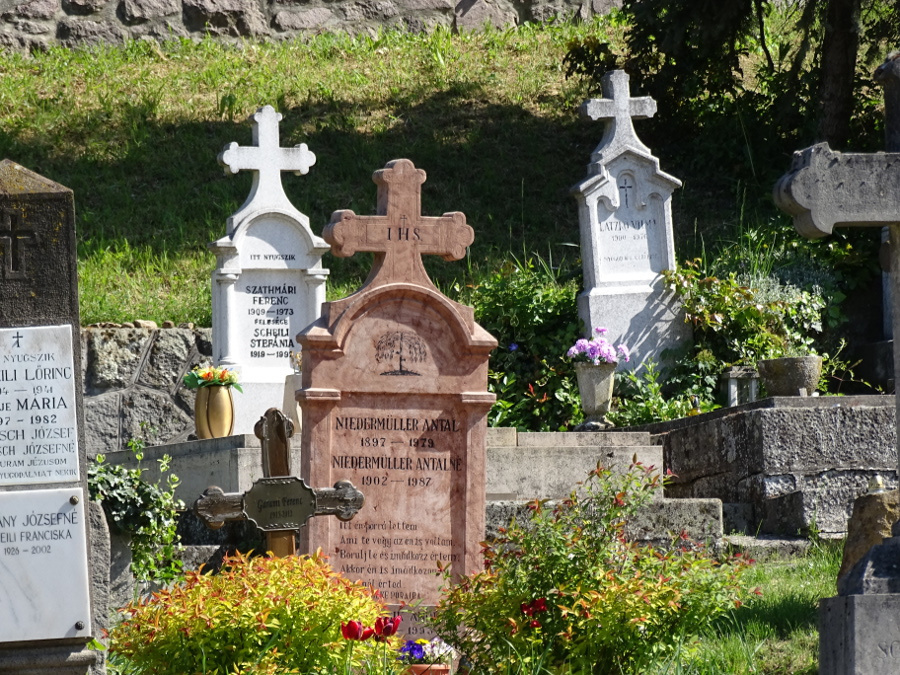 Visegrád - temető-sírkövek