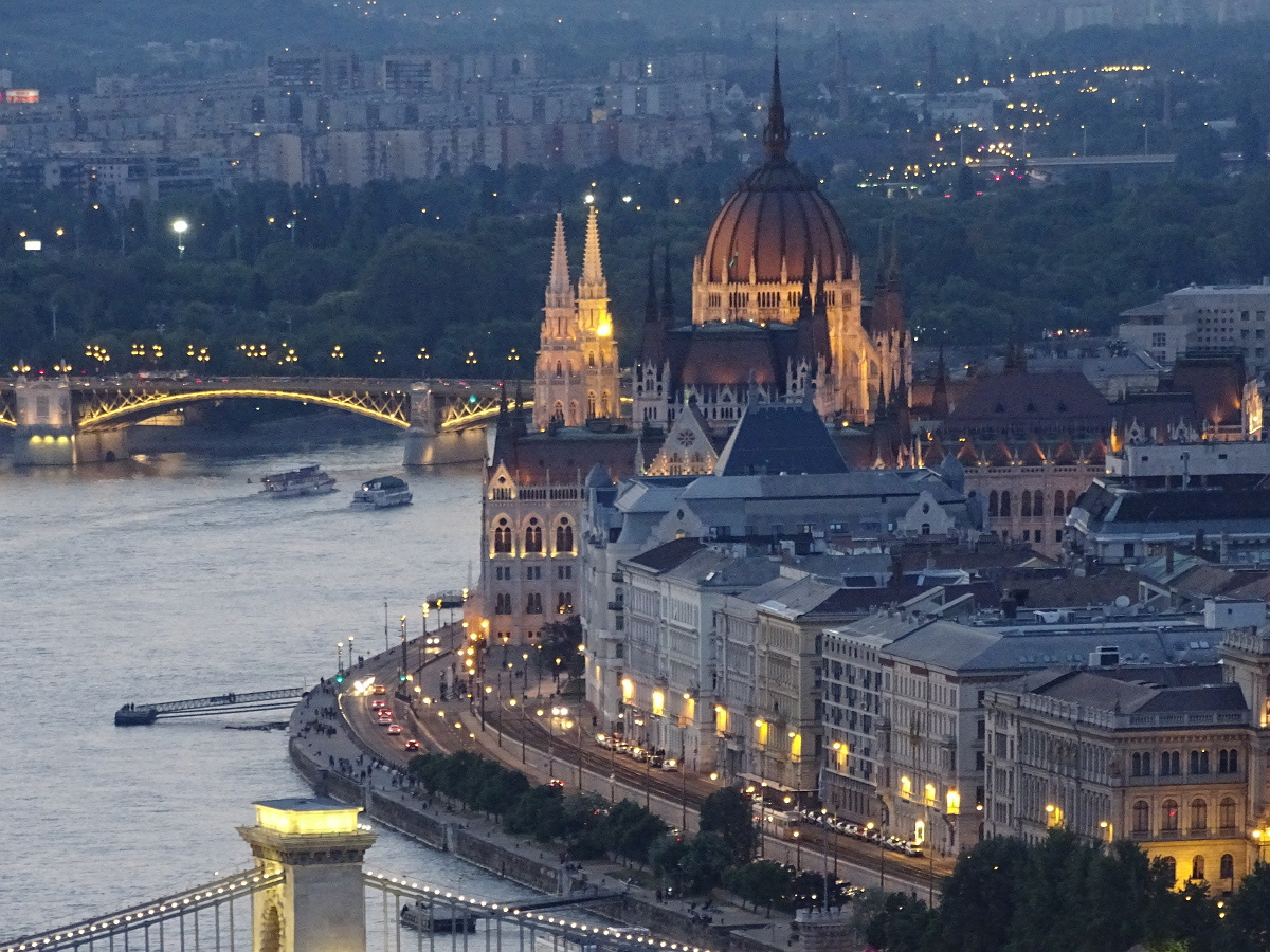 Budapest - este - országház2