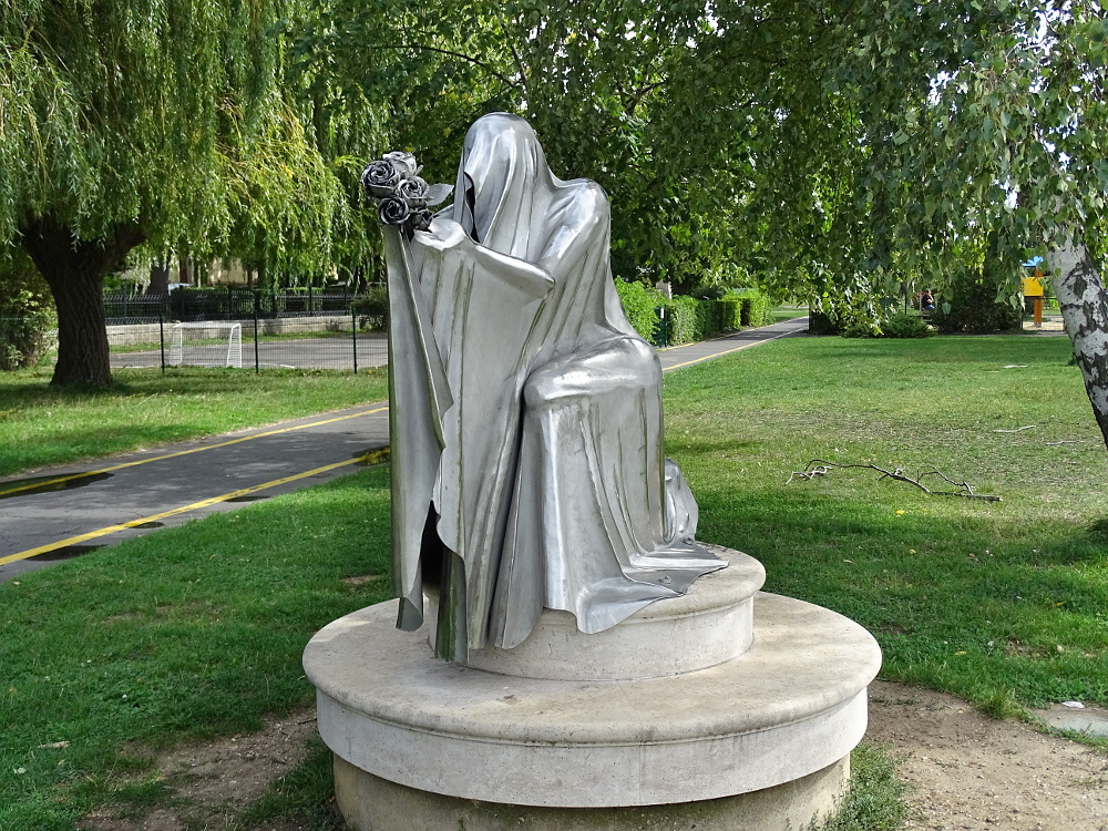 Vác - szt-Erzsébet szobor