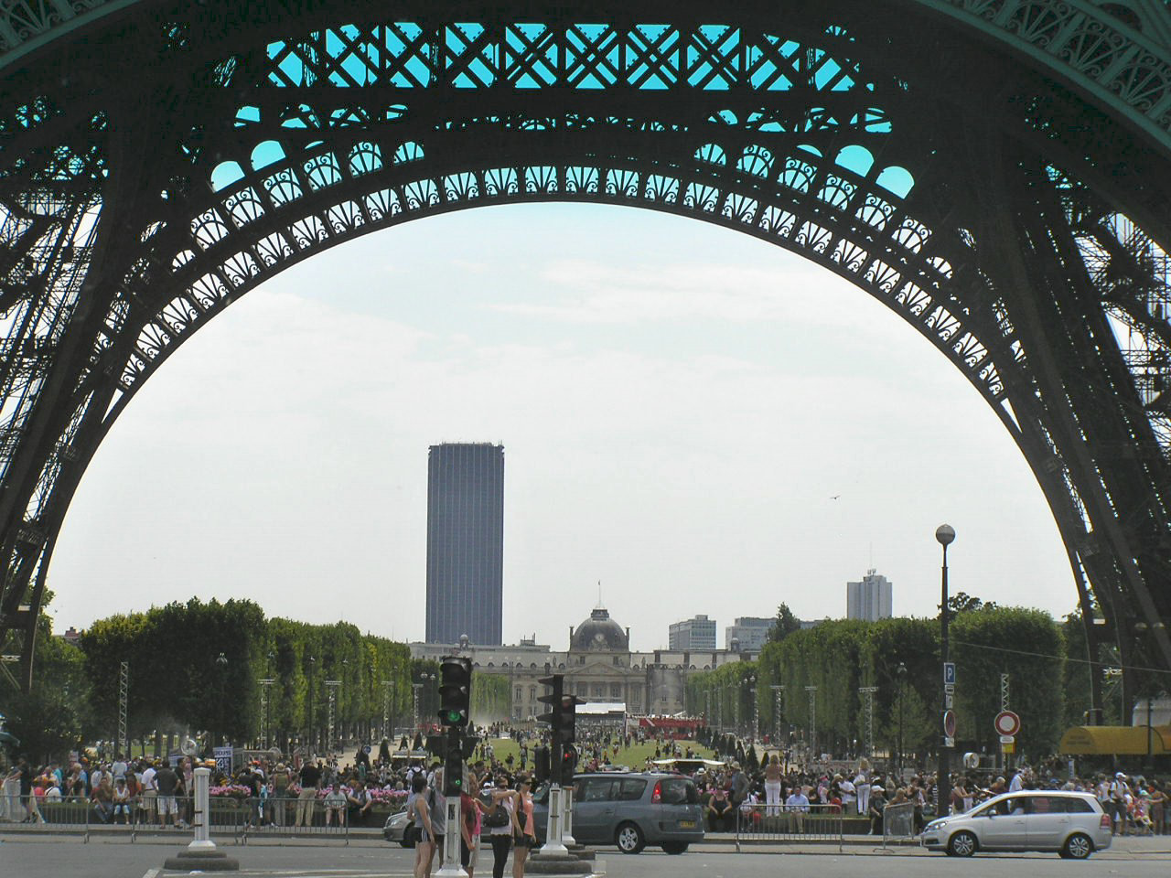 0192 Párizs Eiffel tor. alatt