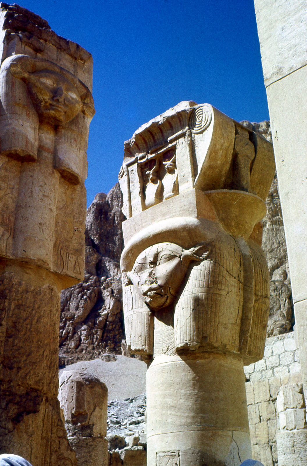 Théba Hathor fej