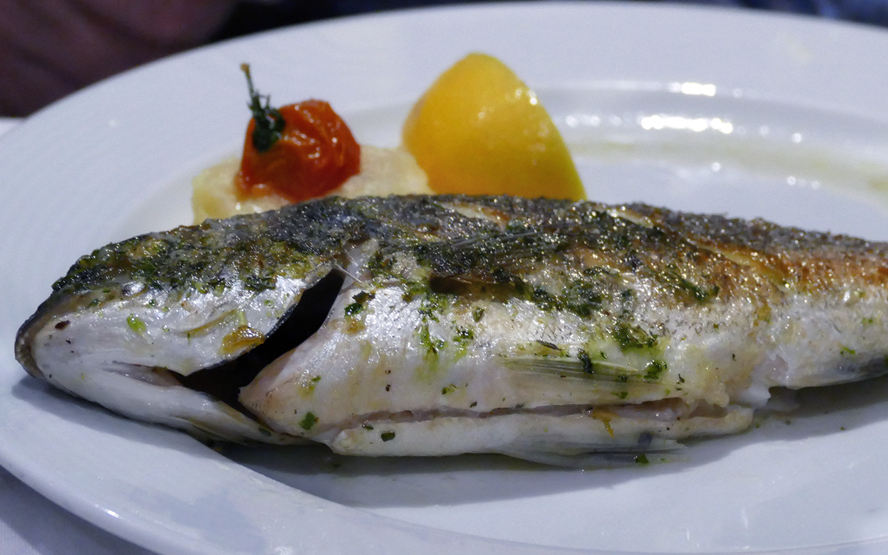 Costa - Grilled fresh whole sea bream with mashed potatoes with 