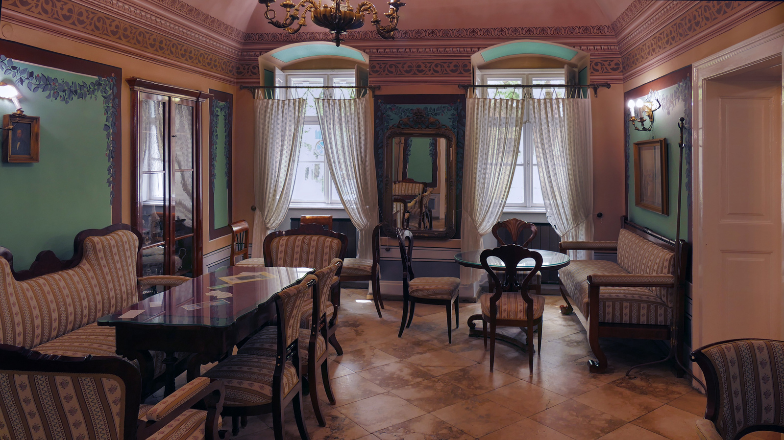 Gyula - 100 éves cukrászda belső terem