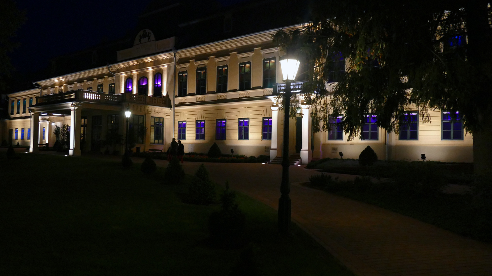 Gyula - Almásy-kastély látogatóközpont esti kivilágításban