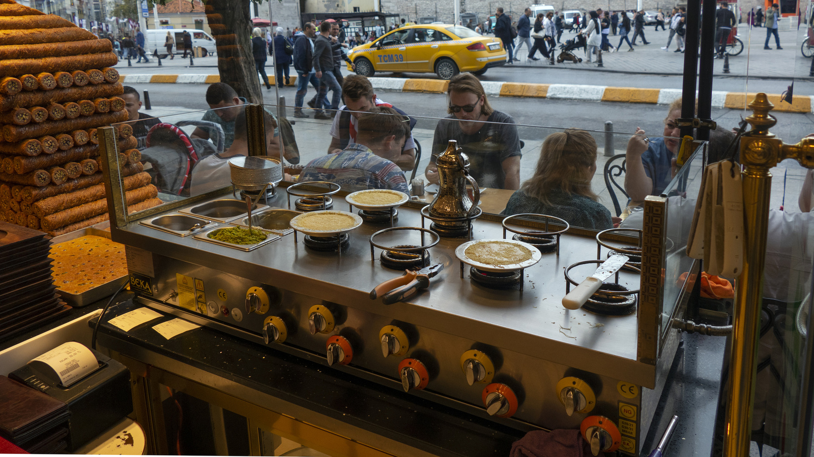 Istanbul - Künefe készítés a Taksim téren