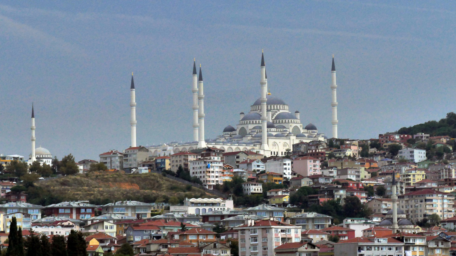 Istanbul - Çamlıca Mosque a Boszporusz hídról