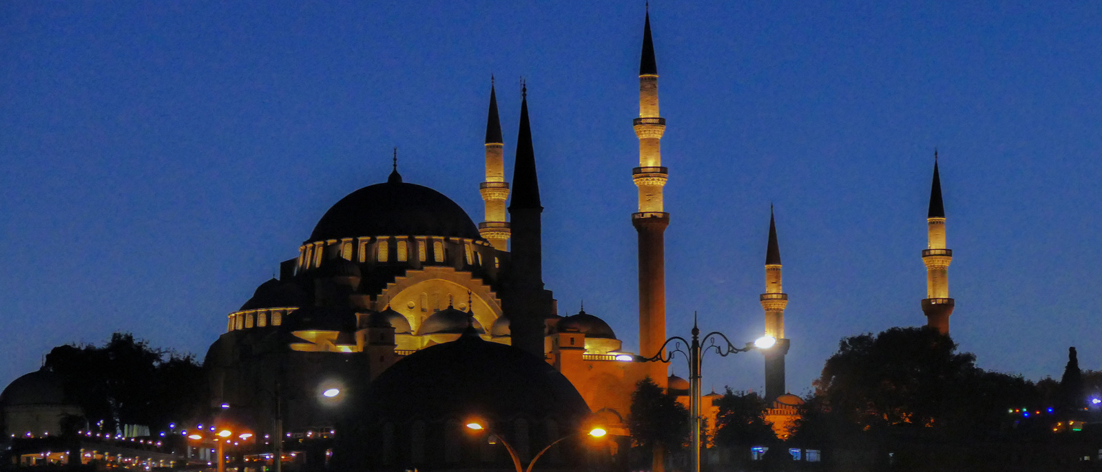 Istanbul - Rüstem Pasa Camii esti fényben
