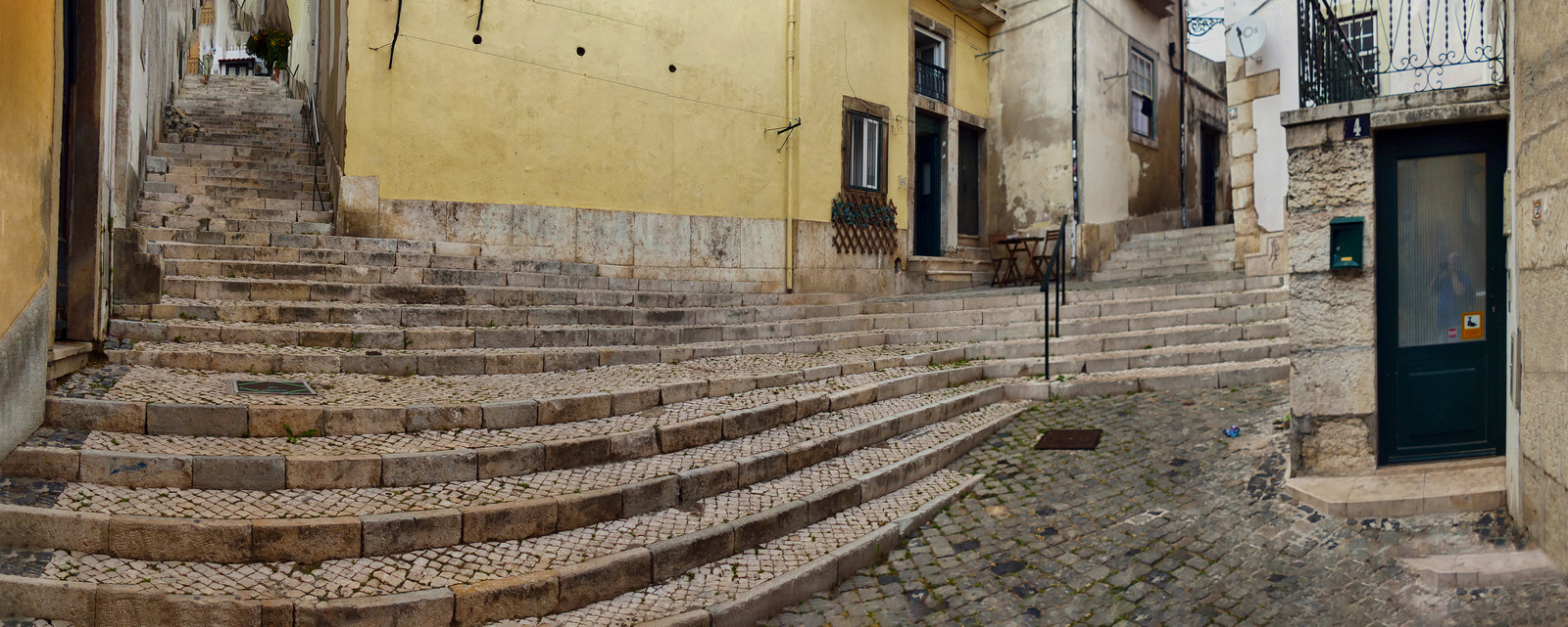 Lisbon - Alfama lépcsői pano