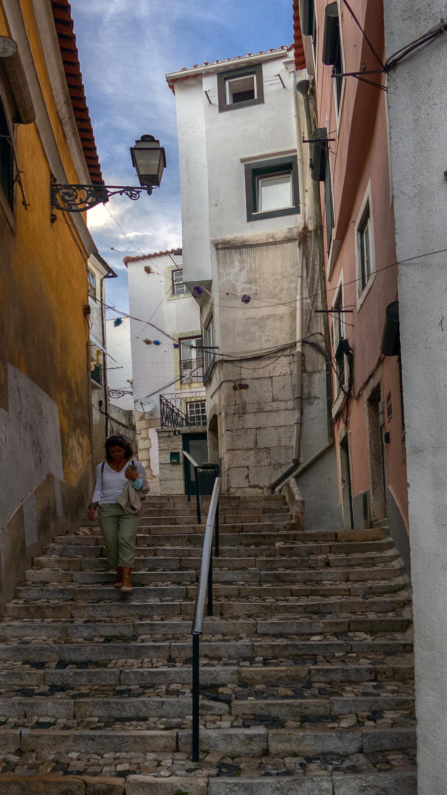 Lisbon - Alfama - utca a Castelo de São Jorge felé