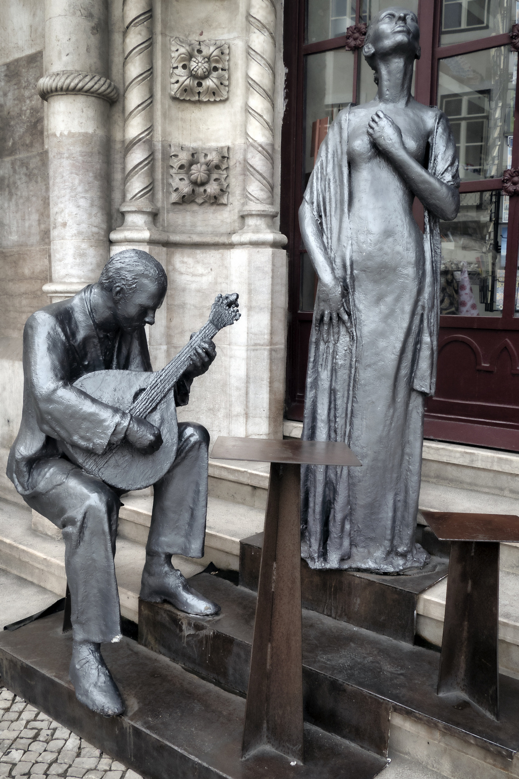 Lisbon - Fadó énekes a Rossio pályaudvaron