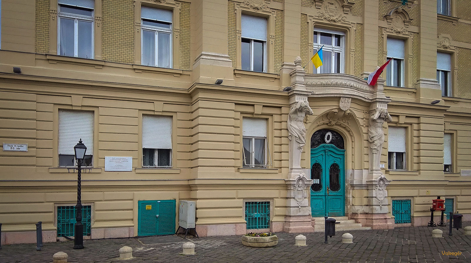Stratégiai nyugalommal kitűzött ukrán lobogó az óbudai városházá
