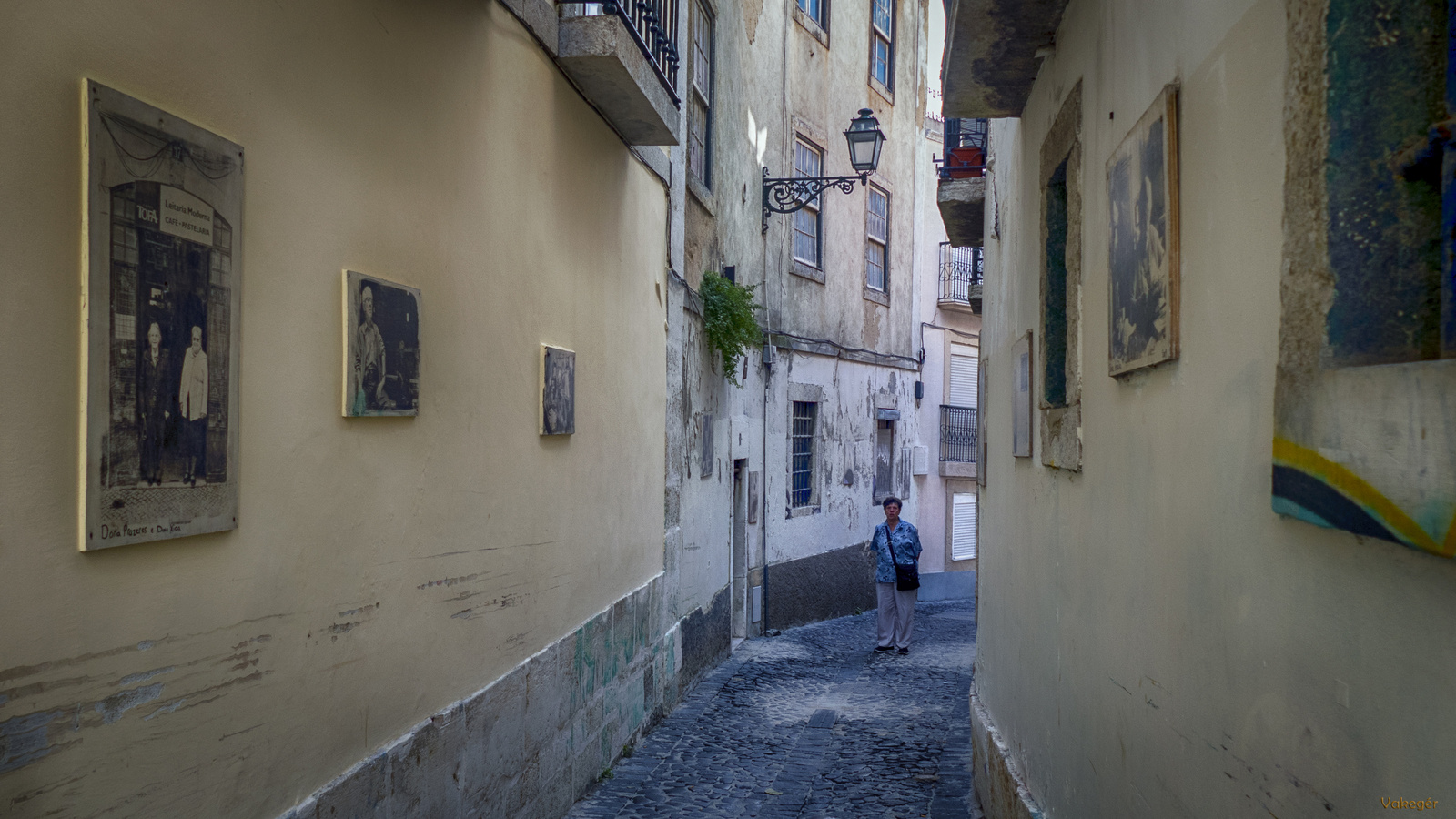 Lisbon - Alfama - Rua das Farinhas - fényképek utcája