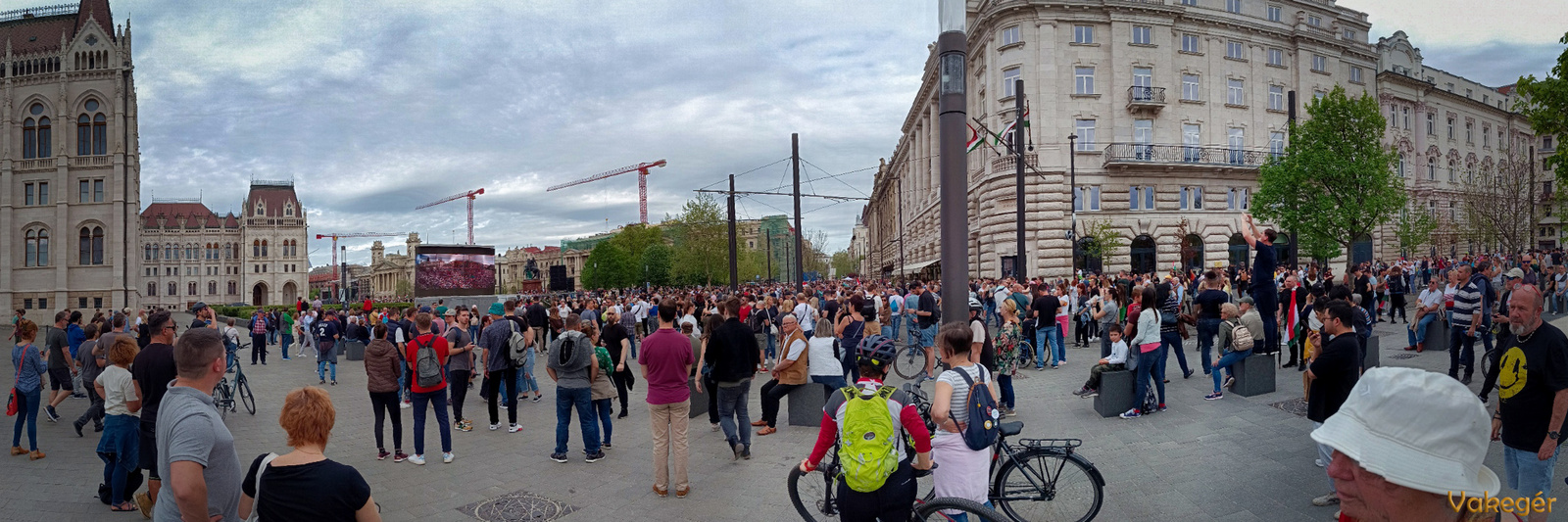 Magyar P tüntetés - egy órával kezdés előtt