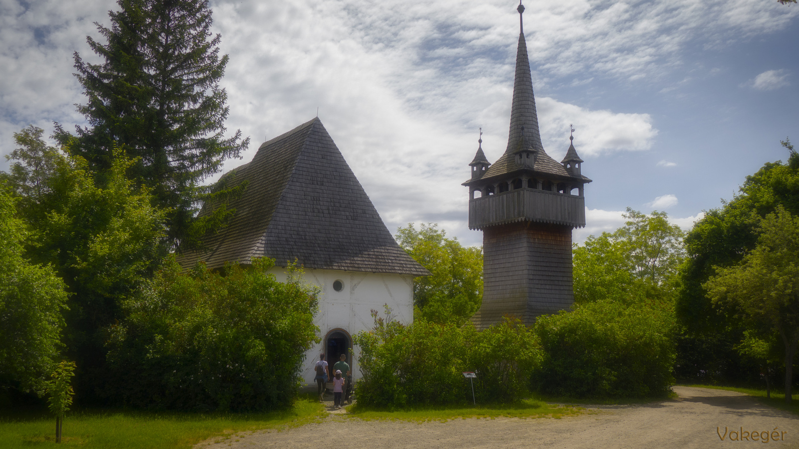 Skanzen - Mándi református templom és Nemesborzovai harangláb 1