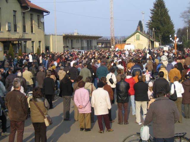 2007-02-23 Demonstráció a vasútállomás előtt