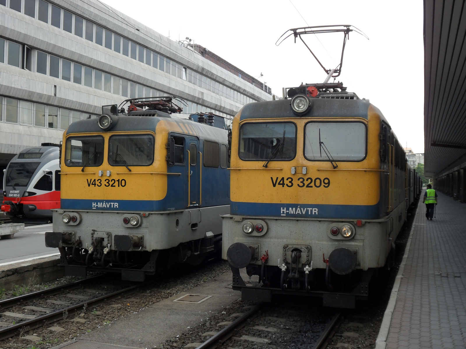 V43 3210+3209