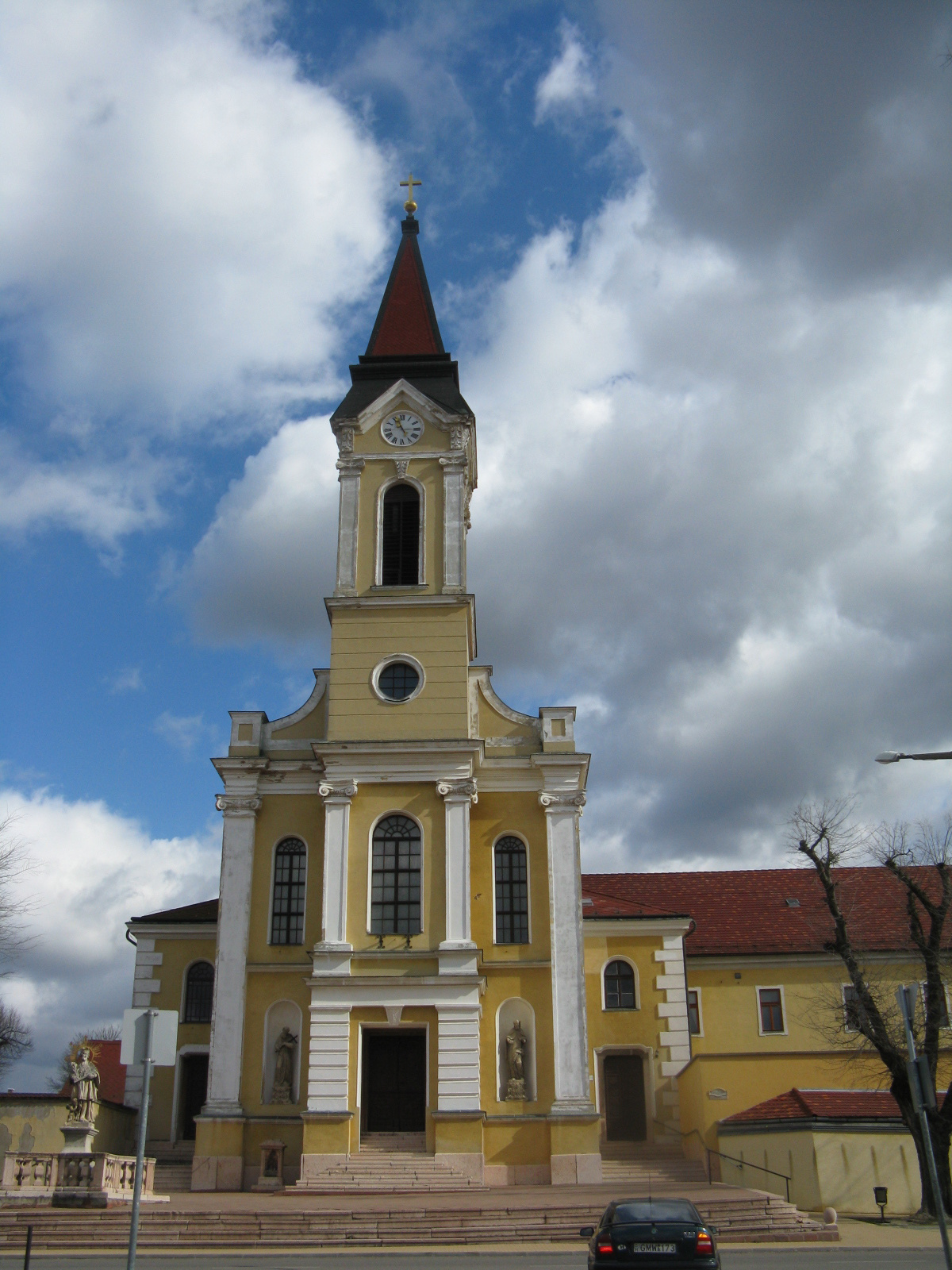 Mór-Kapucinus - Szentháromság templom