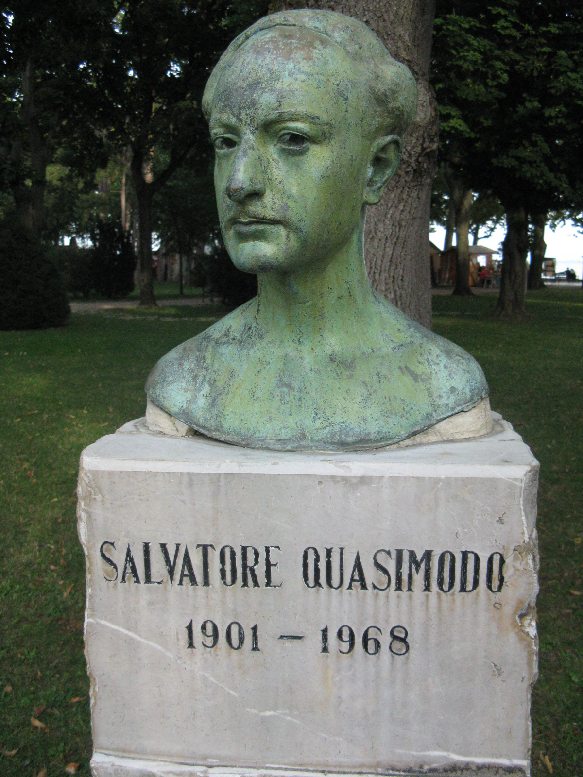 Salvatore Quasimodo szobra Francesco Messina 2000