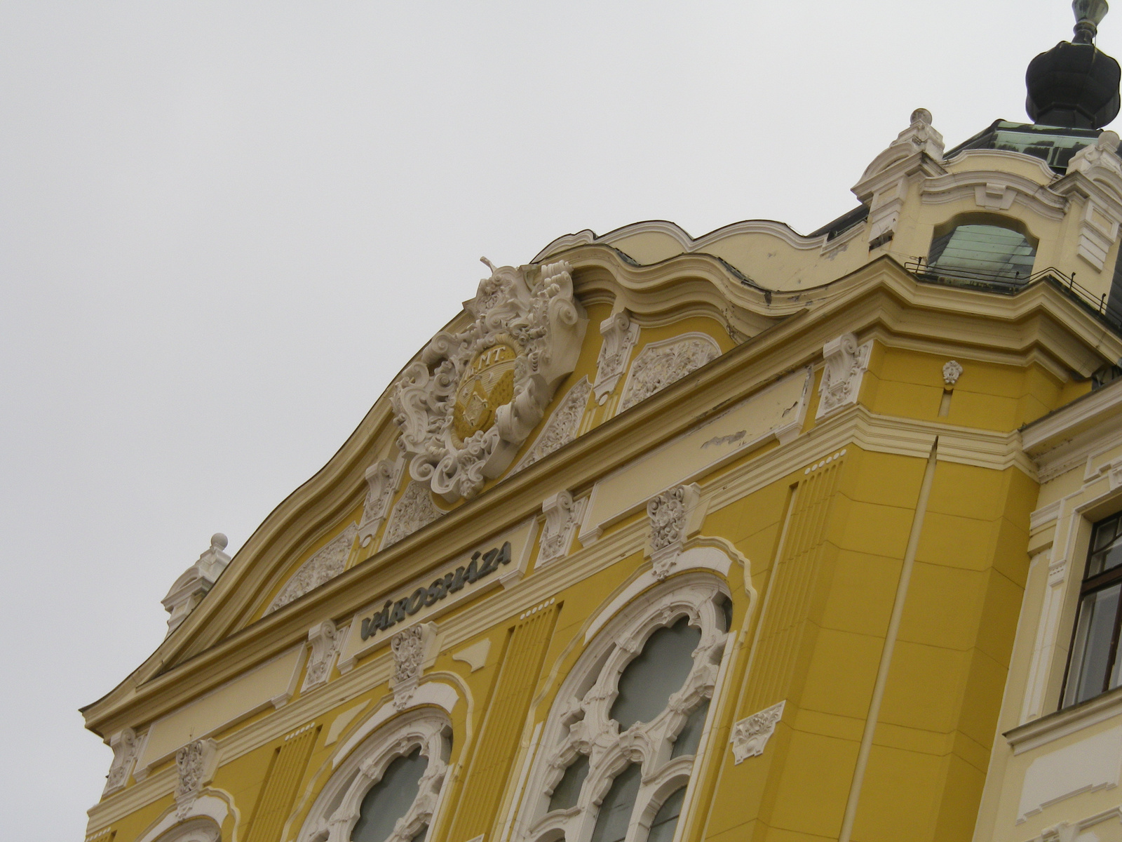 Pécsi városháza megdőlve