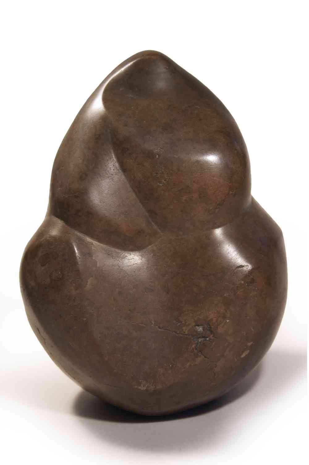 427 - Pálffy Katalin - Ülő nő, 1972. 23x16x14cm - Vörös márvány 